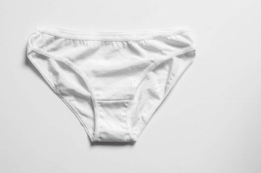 Beyaz arka planda beyaz kadın iç çamaşırları, kadınlar için konsept fotoğraf ya da feminist blog, reklam kadınları uygulamaları