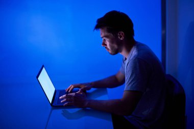 Genç programcı oyun ya da antivirüs için yazılım kodu yazıyor. Reklam bilişim teknolojisi için fotoğraf