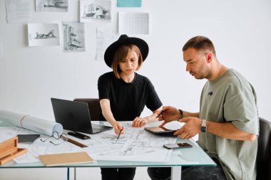Genç yaratıcı tasarımcılar ofiste iç projeler geliştiriyorlar. Reklam eğitimleri veya tasarım hizmetleri için fotoğraf