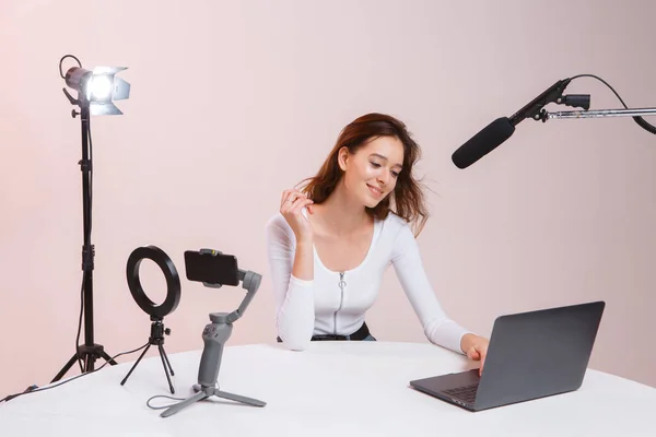 Profesyonel, genç ve güzel bir kız. Canlı yayın. Akıntı. Stüdyodaki aboneler için duygusal video günlüğü.