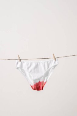 Çamaşır ipinde regl dönemindeki kadın iç çamaşırları. Feminist blog için konsept fotoğrafçılık. Kadın sağlığı hakkında bir poster