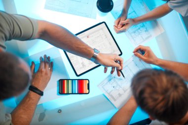 Genç yaratıcı tasarımcı ekibi stüdyolarında yeni bir iç proje geliştiriyor.