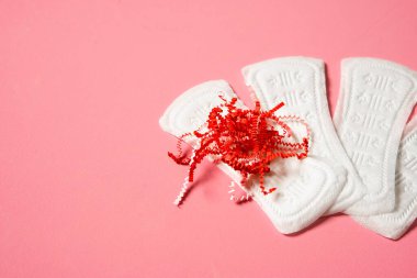 Pembe arka planda yumuşak beyaz kadın pedleri. Kadınlar için yakın konsept fotoğrafçılık veya feminist blog veya reklam