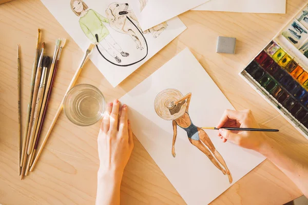 Ilustrador chica dibuja en acuarela en taller. Cerrar la fotografía para la escuela de arte publicitario o blog — Foto de Stock