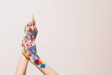 Kadın ressamların elleri beyaz arka planda izole edilmiş boyalar. Sanat veya kadın blogu için konsept fotoğrafçılığı