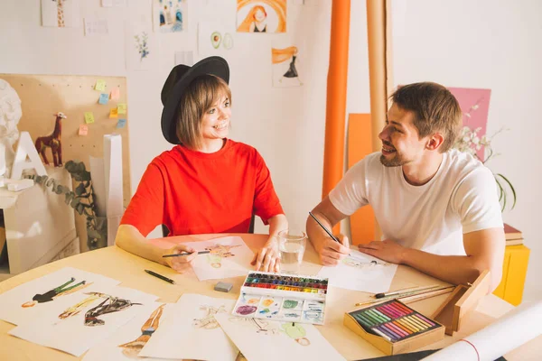 Chica joven y chico están entrenados en el dibujo en el estudio. Fotografía para anuncio de escuela de arte o blog de arte — Foto de Stock