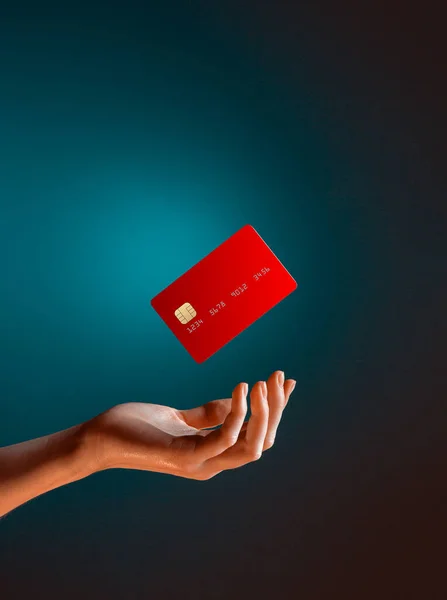 Kapalı kadın el tutuş şablon modelleme Banka kredi kartı çevrimiçi hizmet mavi arka planda izole