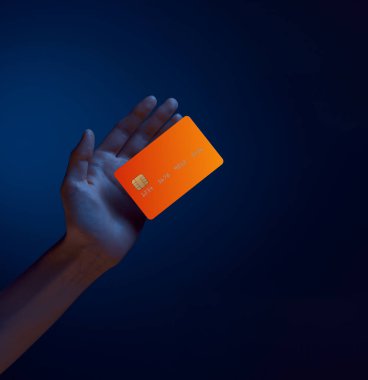 Kapalı kadın el tutuş şablon modelleme Banka kredi kartı çevrimiçi hizmet mavi arka planda izole