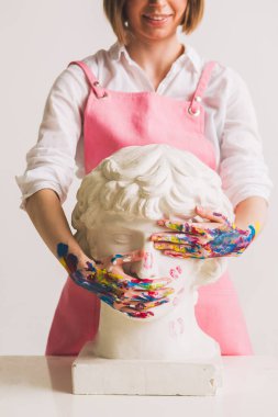 Antinous kafasının alçıtaşı heykeli. Kadınların elindeki alçı heykel. Sanat ve cinsiyet hakkındaki konsept fotoğrafçılık