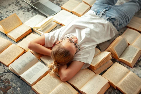 Drăguț adolescentă student în îmbrăcăminte casual și ochelari culcat pe cărți după sărbători, înapoi la școală, pregătirea examenului — Fotografie, imagine de stoc
