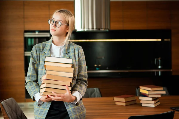 Drăguț adolescentă student în haine casual și ochelari standuri cu cărți. Înapoi la şcoală. Pregătirea examenului — Fotografie, imagine de stoc