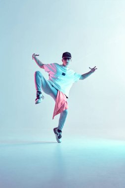 Stüdyoda çağdaş dans eden çocuk. Breakdance.