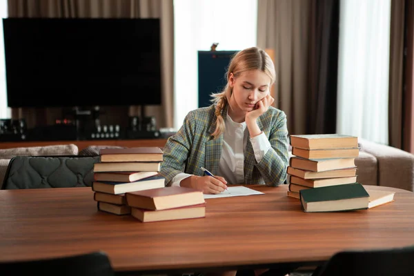 Destul de drăguț adolescenta grijuliu student stând cu cărți la masă în sala de clasă sau bibliotecă. Înapoi la școală — Fotografie, imagine de stoc