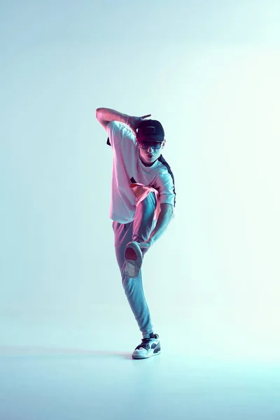 Fiatal táncosnő sapkában és napszemüvegben hip-hop táncol neon fényben. Tánciskola plakát — Stock Fotó