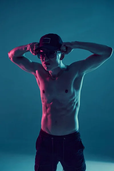 Cool jeune homme breakdancer dansant hip-hop sans chemise dans la lumière bleue néon. Affiche école de danse — Photo