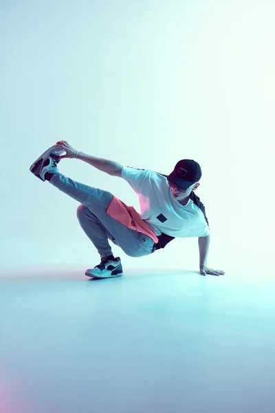 Stylowy młody breaktancerz tańczący hip-hop w neonowym świetle na podłodze. Plakat szkoły tańca — Zdjęcie stockowe