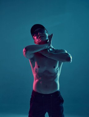 Neon mavi ışıkta tişörtsüz hip-hop dansı yapan havalı genç break dansçı. Dans okulu posteri