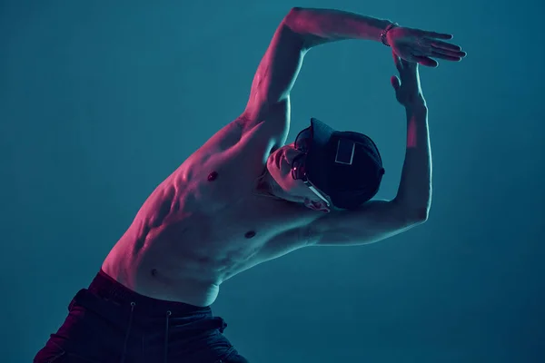 Le breakdancer en bonnet et lunettes de soleil danse hip-hop en néon bleu clair. Affiche école de danse — Photo
