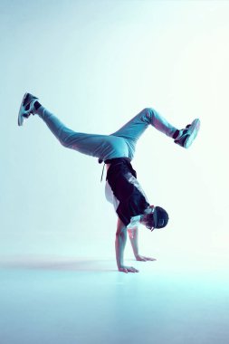 Şık break dansçı, neon ışıkta el ele dans ediyor. Dans okulu posteri. Savaş yarışması duyurusu