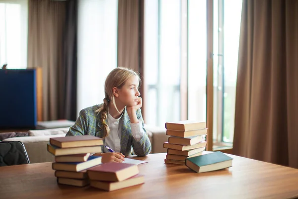 Tineri drăguț drăguț adolescenta adolescenta student așezat cu cărți la masă în clasă sau bibliotecă. Înapoi la școală — Fotografie, imagine de stoc