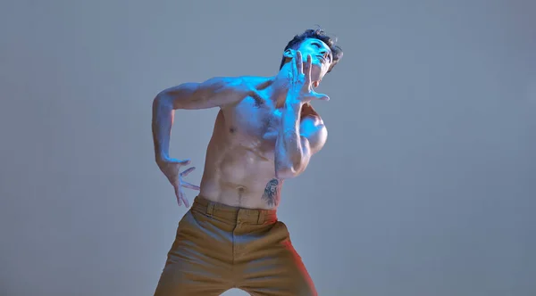 酷小伙子在霓虹灯下跳着没有衬衫的有表现力的舞。舞蹈学校海报。有纹身的身体. — 图库照片