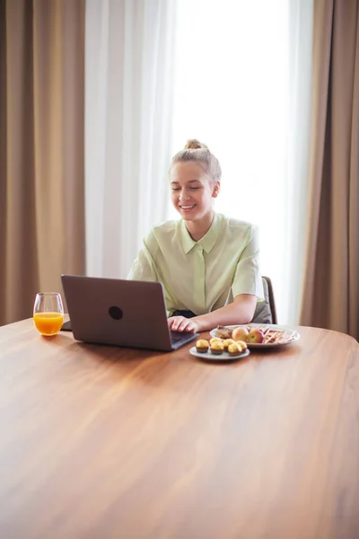 Kreatív aranyos lány blogger ül az asztalnál laptop az otthoni irodában. Hangulatos otthoni környezet — Stock Fotó