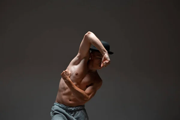 Elegante ragazzo che balla hip-hop senza camicia in studio. Manifesto della scuola di danza — Foto Stock