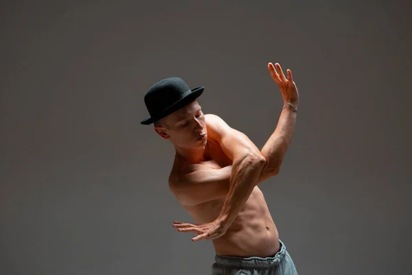 Elegante joven en sombrero bailando sin camisa en el estudio. Escuela de baile cartel —  Fotos de Stock