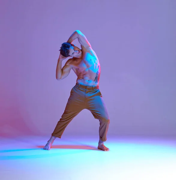 ネオンライラックライトでシャツなしでクールな若い男のブレイクダンサーのダンスヒップホップ。カラフルなダンススクールポスター — ストック写真