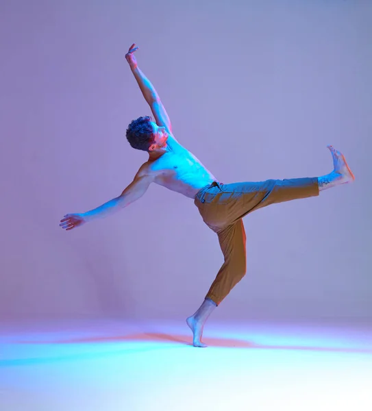 Cool guy breakdancer bailando hip-hop en luz de neón lila en el estudio. Cartel colorido de la escuela de baile. Romper clases de baile —  Fotos de Stock