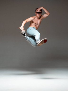 Havalı genç break dansçı hip-hop yapıyor ve stüdyoya atlıyor. Dans okulu posteri. Break dans dersleri