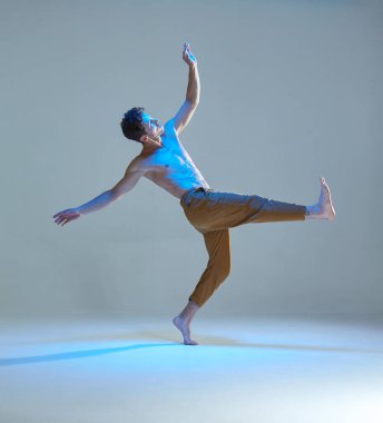 Havalı genç dansçı neon ışıkta tişörtsüz dans ediyor. Dans okulu posteri. Break dans dersleri