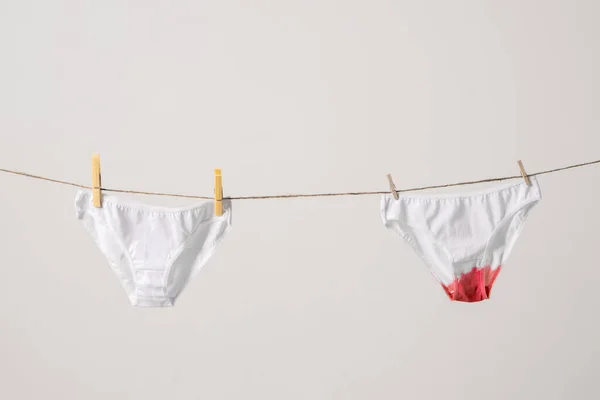 Damenunterwäsche an der Wäscheleine, Konzeptinhalte für feministischen Blog, Poster über Frauengesundheit und Menstruation — Stockfoto