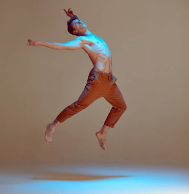 Havalı genç adam dans ediyor ve neon ışıkta zıplıyor. Dans okulu posteri. Dans dersleri.