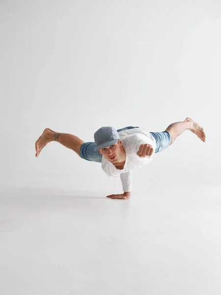 Młody breakdancer stoi na jednej ręce tańcząc hip-hop odizolowany na białym tle. Przerwa w tańcu szkolnym plakat — Zdjęcie stockowe
