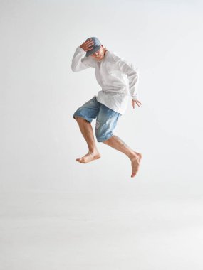 Genç break dansçı beyaz arka planda dans eden hip-hop dansçısı. Dans okulu posteri. Break dans dersleri