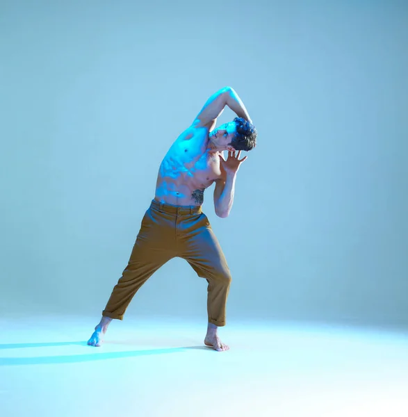 Fajny młody człowiek breakdancer taniec hip-hop bez koszuli w świetle neonów. Plakat szkoły tańca. Lekcje tańca break dance — Zdjęcie stockowe