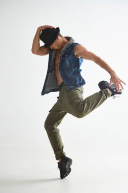 Beyaz arka planda izole edilmiş, şapka dansı yapan hip-hop yapan havalı genç break dansçı. Break dans dersleri