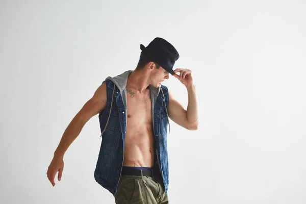 Jeune danseur cool au chapeau dansant hip-hop en studio isolé sur fond blanc. Cours de break dance — Photo