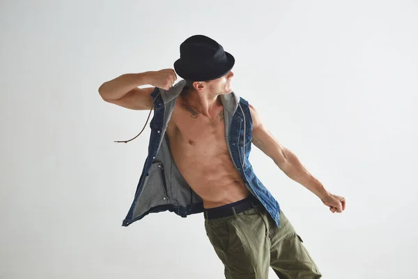 Cool jeune homme breakdancer en chapeau dansant hip-hop en studio isolé sur fond blanc. Affiche école de danse — Photo