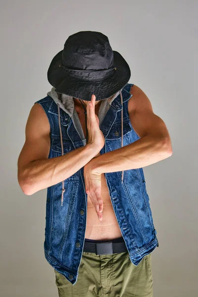 Guy breakdancer in panama hat dance danza espressiva in studio isolato su sfondo grigio. Manifesto della scuola di danza — Foto Stock