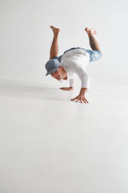 Beyaz arka planda izole bir şekilde dans eden şık, güler yüzlü break dansçı. Dans okulu posteri. Boşluğu kopyala