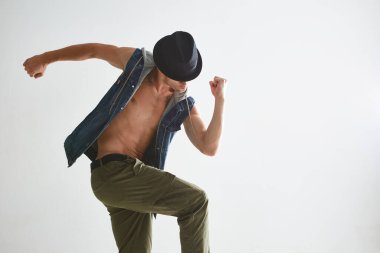 Beyaz arka planda izole edilmiş, şapka dansı yapan hip-hop yapan havalı genç break dansçı. Dans okulu posteri