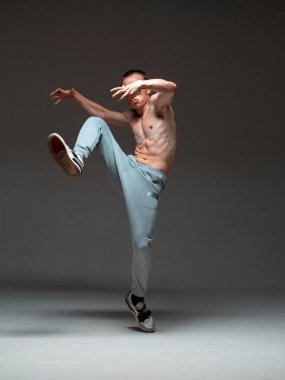 Stüdyoda üstsüz hip-hop yapan havalı break dansçı. Dans okulu posteri. Break dans dersleri