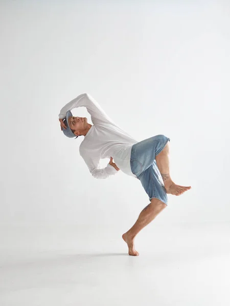 Fajny młody człowiek breakdancer taniec ekspresyjny taniec w białym studio. Plakat szkoły tańca. Lekcje przerwy — Zdjęcie stockowe