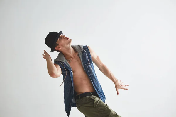 Elegante joven bailarín de sombrero bailando hip-hop en estudio aislado sobre fondo blanco. Romper clases de baile —  Fotos de Stock