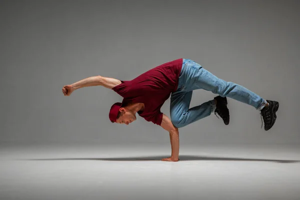 Gri arka planda izole bir şekilde break dans yapan havalı break dansçı. Break dans dersleri — Stok fotoğraf