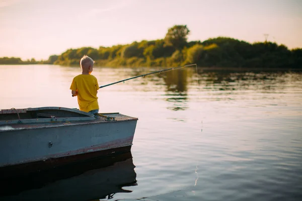 夏天，男孩鱼宝宝带着钓竿站在河里，回头看 — 图库照片