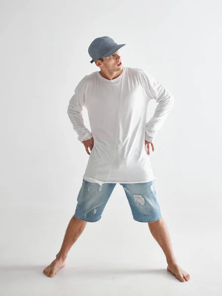 Stüdyoda çıplak ayakla beyaz arka planda duran şık break dansçı genç adam. Dans okulu posteri — Stok fotoğraf