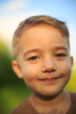 Doğa arka planında sevimli erkek bebek portresi. Reklam için yaz zamanı fotoğrafçılık ya da çocukluk hakkında blog